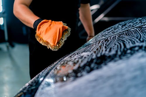 coche en una sesion de detailing exterior