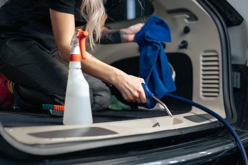 detailer limpiando un coche con apc