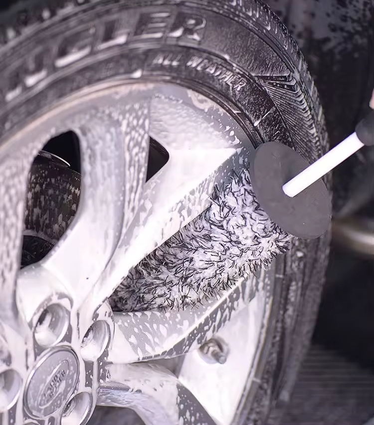 cepillo de microfibra limpiando unas llantas de aluminio