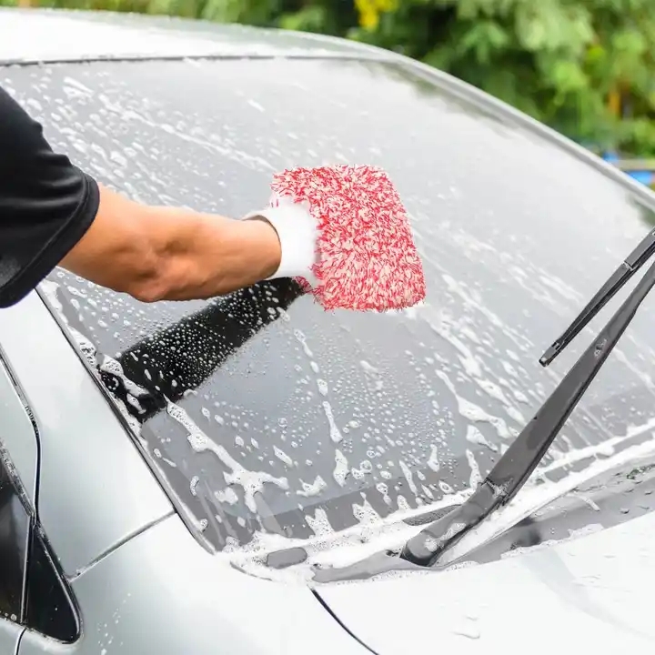 utilizando el guante de lavado de microfibra de carrocerias de vehículos